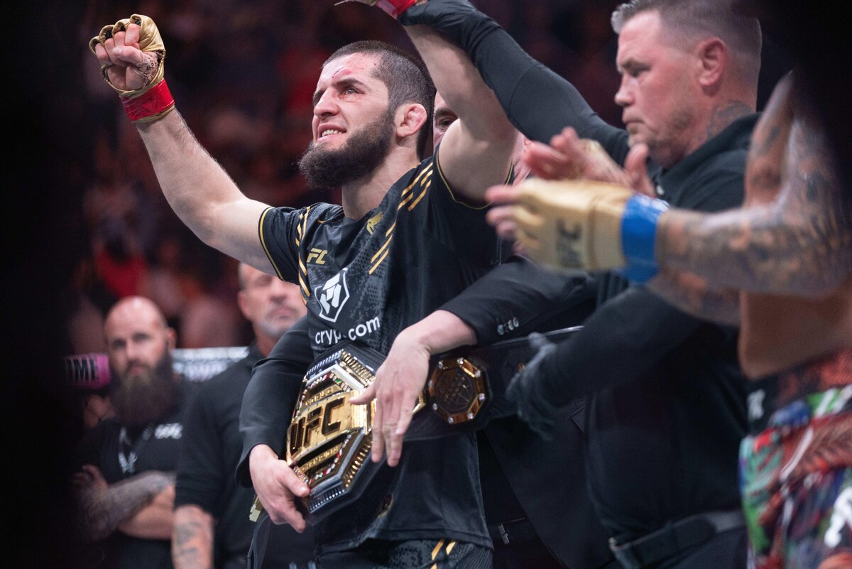     Российский боец ММА Ислам Махачев победил американца Порье в титульном поединке досрочно