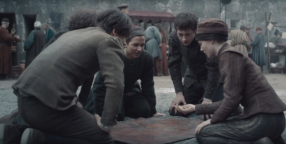 Кстати, у некоторых мальчиков довольно дорогие кафтанчики индивидуального пошива. Вряд ли это простые городские оборвыши.