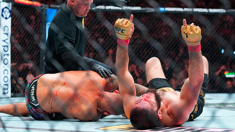    Ислам Махачев празднует победу над Дастином Порье. USA Today Sports