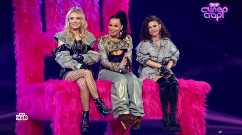 Стрелки (голд) на большом меховом стуле. 