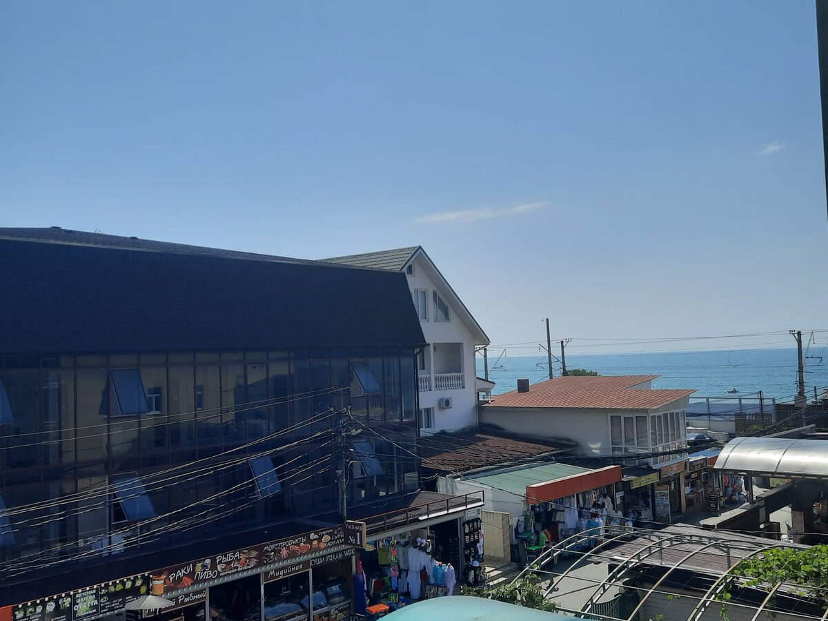 Вид с балкона моего номера в Адлере. Фото из личных архивов.