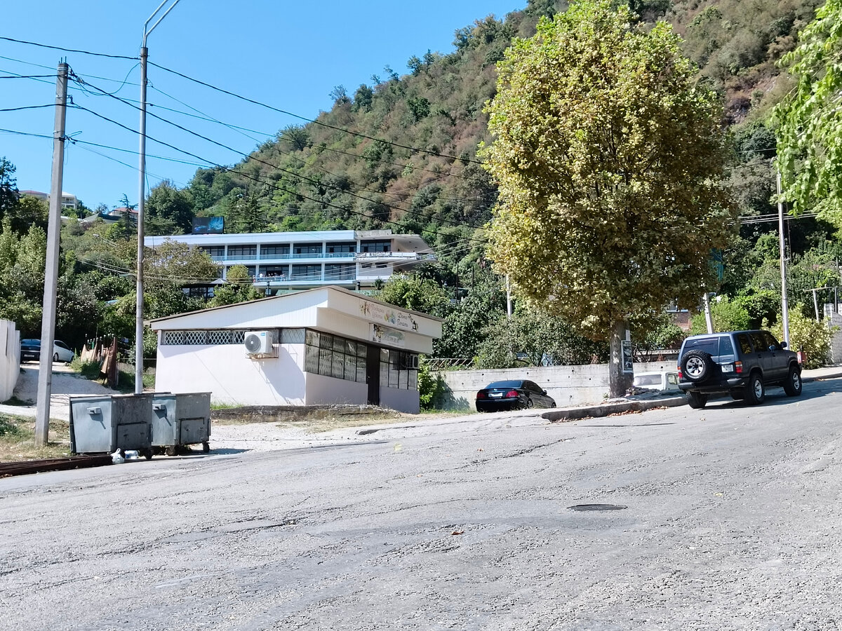 Вон то здание вдали, это и есть вход в пещеру