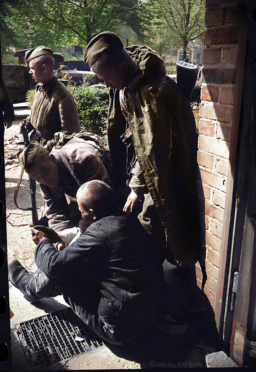 Советский патруль помогает голодающему немцу