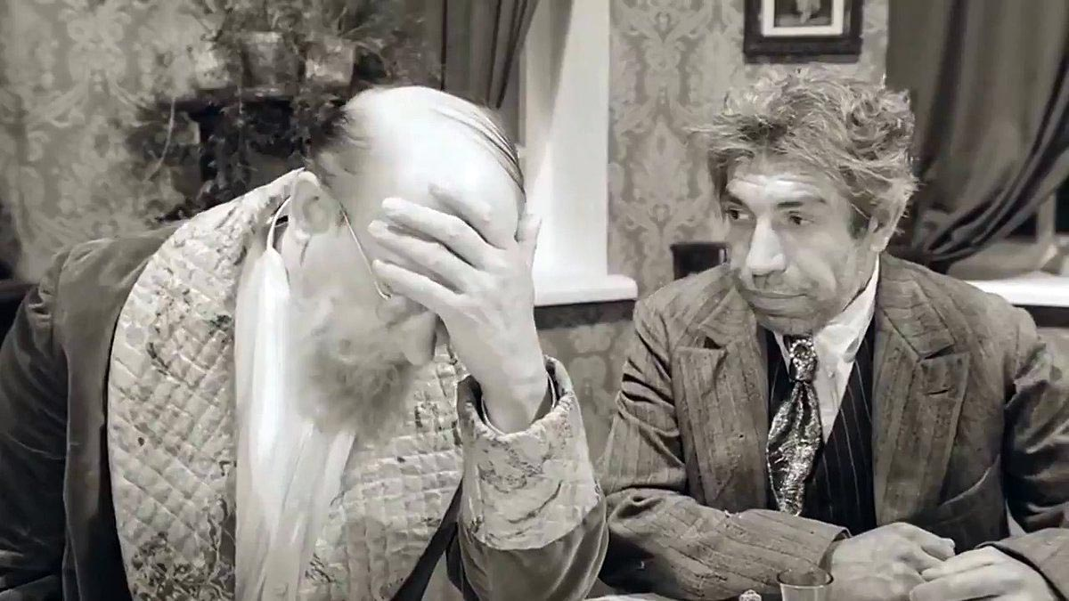 Кадр из фильма "Собачье сердце" (1988 г., режиссер - Владимир Бортко). Профессор Преображенский (Евгений Евстигнеев) и Шариков (Владимир Толоконников)