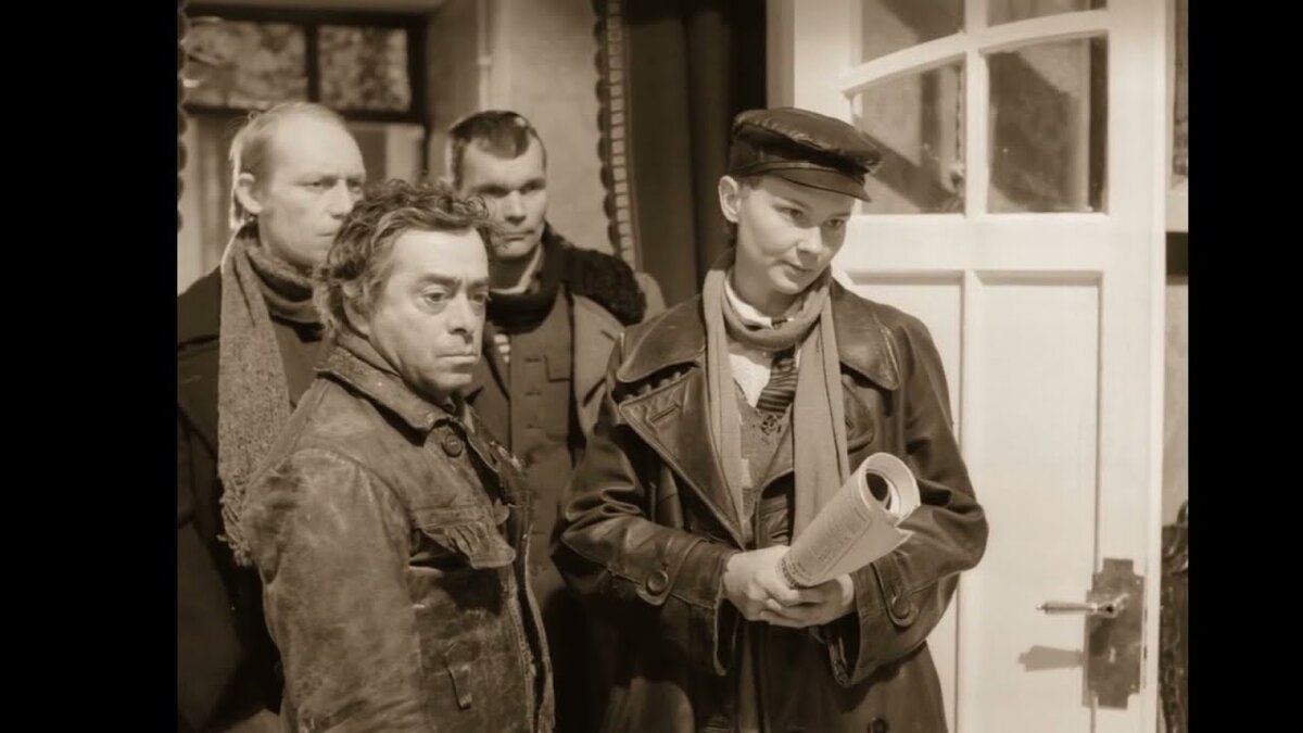 Кадр из фильма "Собачье сердце" (1988 г., режиссер - Владимир Бортко). Швондер (Роман Карцев) и компания