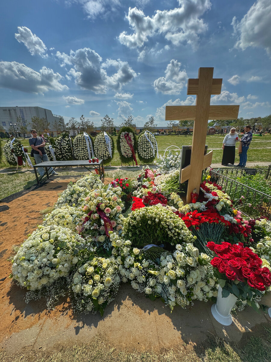 Сразу после прощания актрису Анастасию Заворотнюк похоронили на Троекуровском кладбище. Она покоится на 21-м «звездном» участке.-2