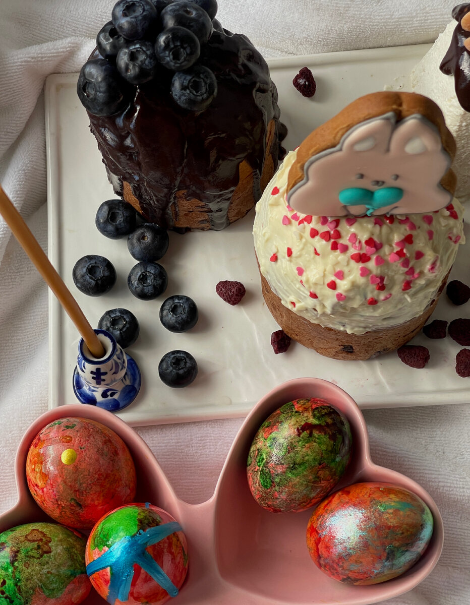 На Пасху принято печь куличи и красить яйца — пример ритуала с едой. Мы В 2024 году подготовились к празднику так (на фото).  