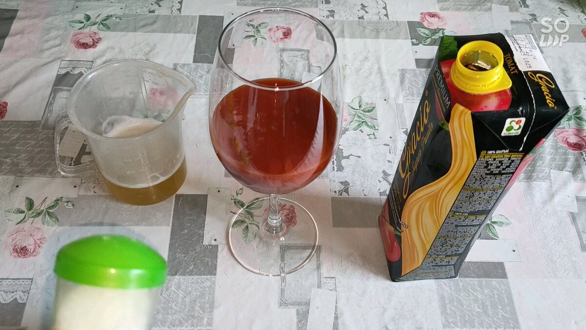 Первый летний напиток. Томатное пиво или томатный гозе готовится очень просто. Понадобится: томатный сок, соль и перец по вкусу, 200-250 мл нефильтрованного пива.-2