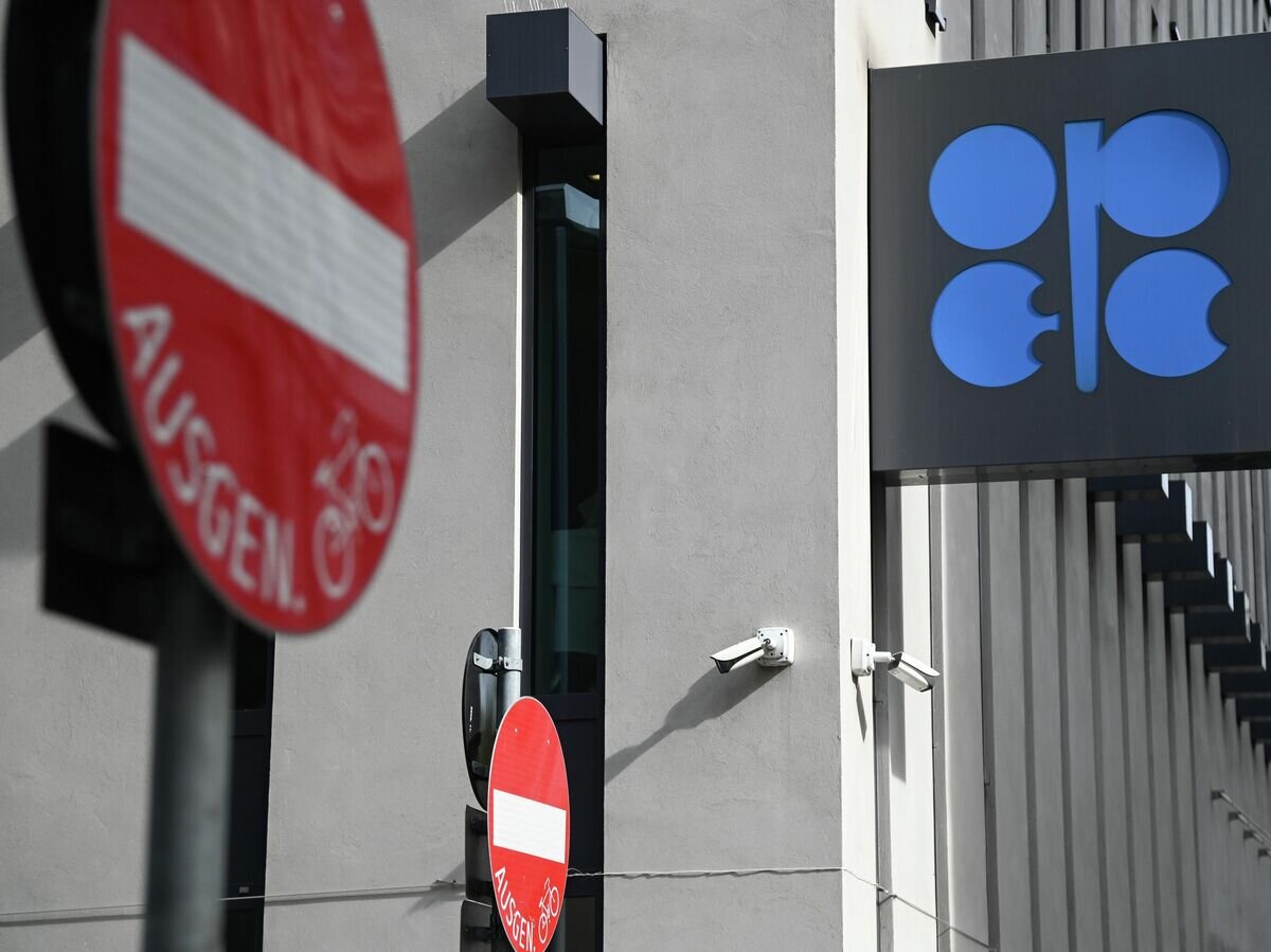    Логотип Организации стран-экспортеров нефти (ОПЕК) на здании штаб-квартиры организации в Вене© РИА Новости / Алексей Витвицкий