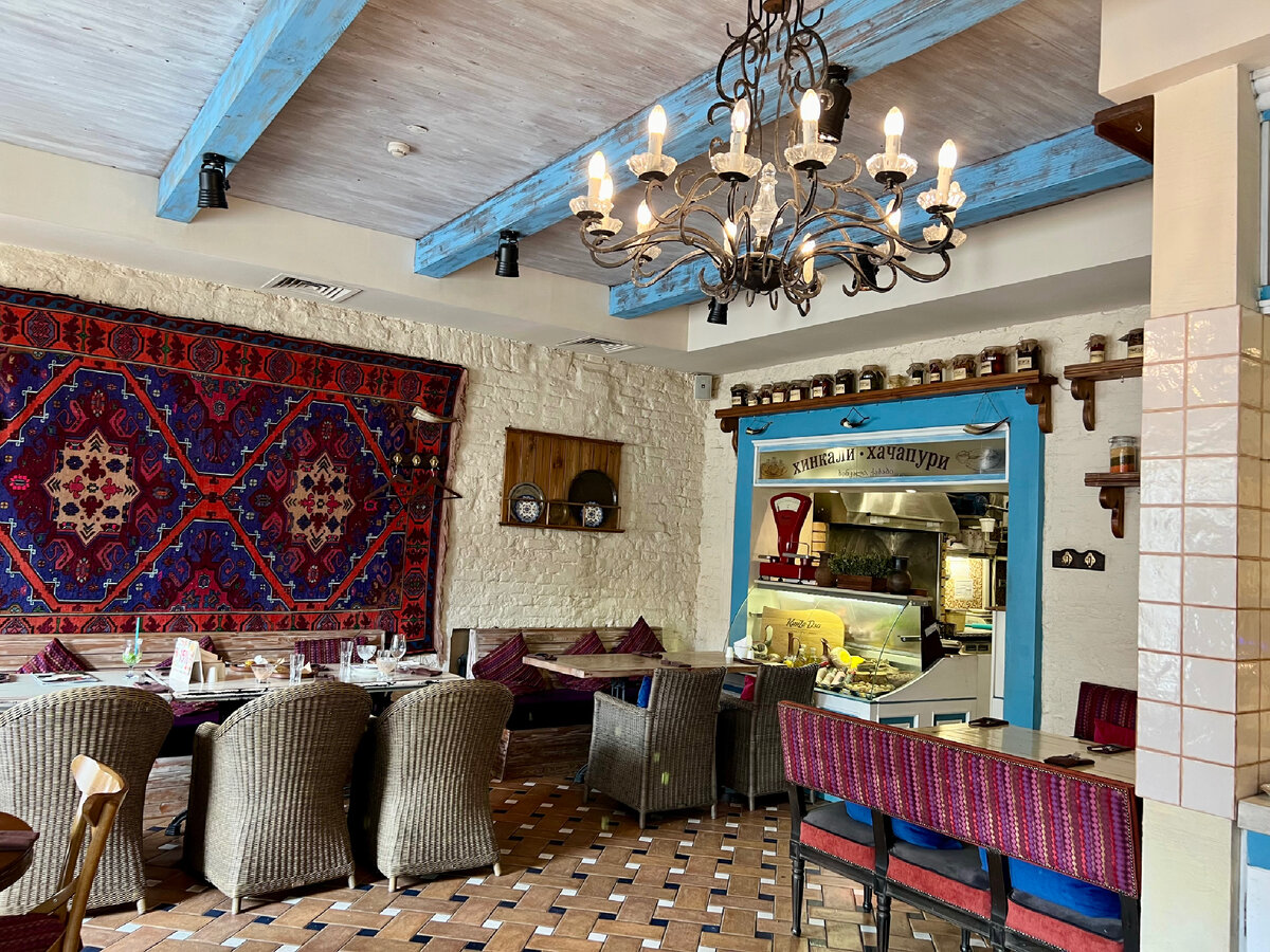 При входе в ресторан , слева .Здесь можно посмотреть как готовятся блюда.  Фото автора. 