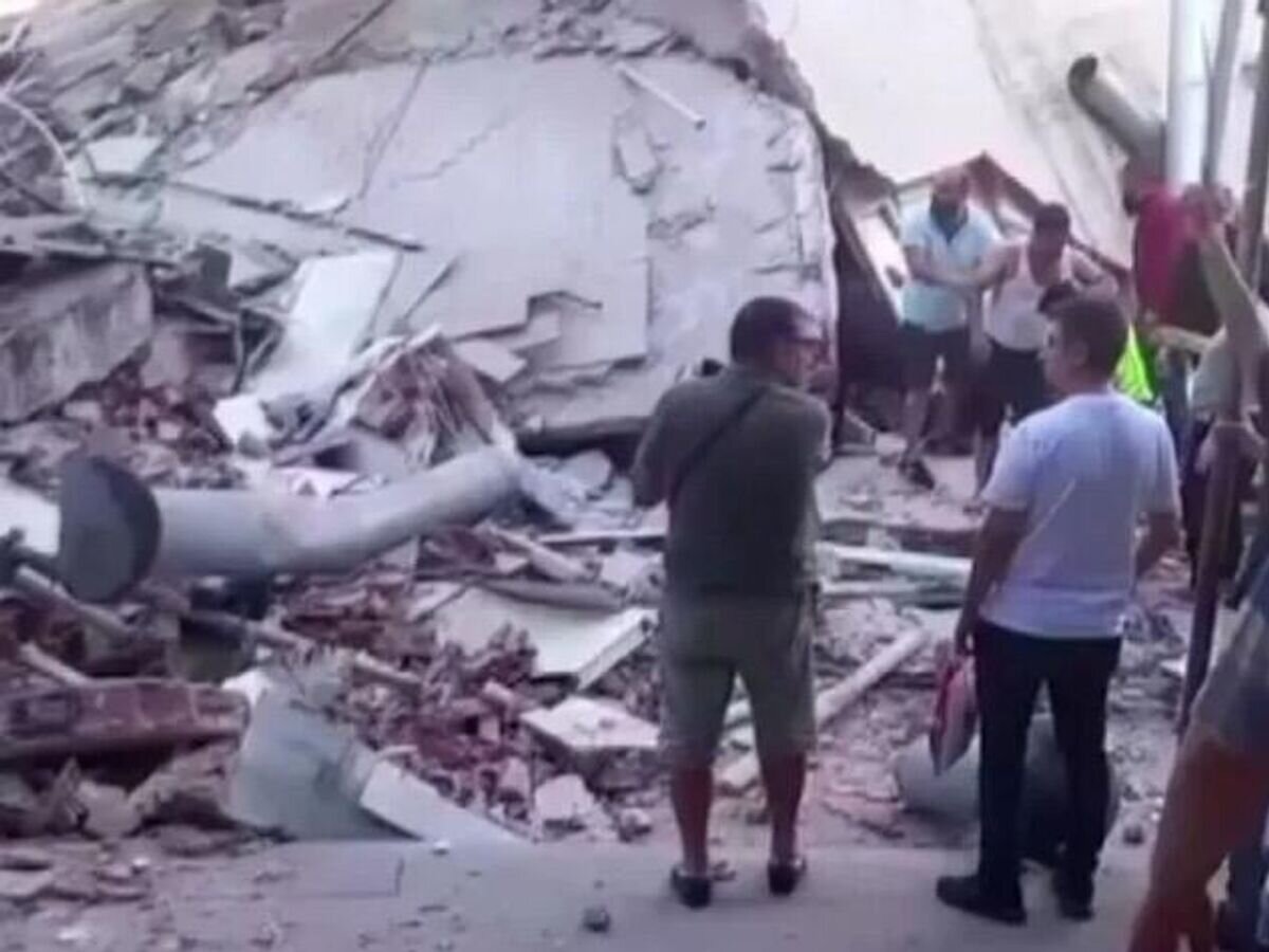    Жилой дом обрушился на западе Стамбула© Кадр видео очевидца