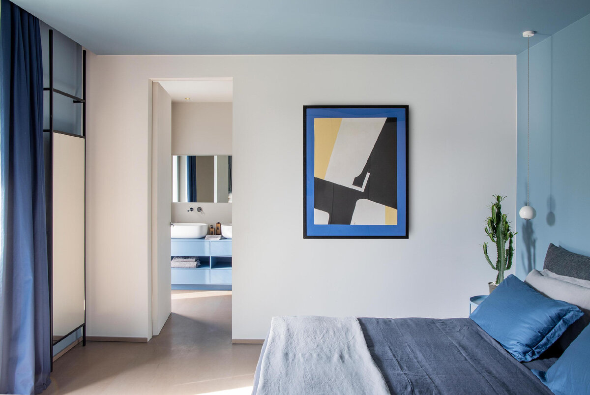 Голубой цвет в интерьере спальни раскрывается особым образом. Считается, что такие оттенки оказывают успокаивающее и расслабляющее воздействие.