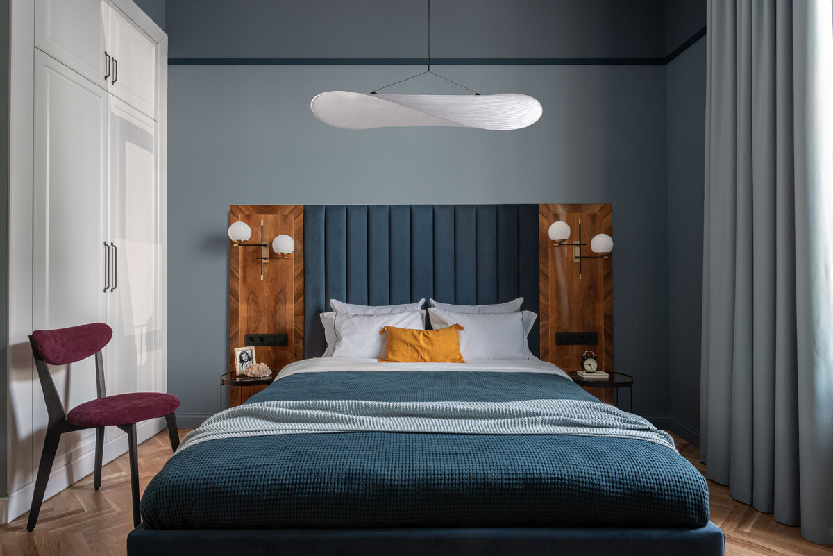 Голубой цвет в интерьере спальни раскрывается особым образом. Считается, что такие оттенки оказывают успокаивающее и расслабляющее воздействие.-2