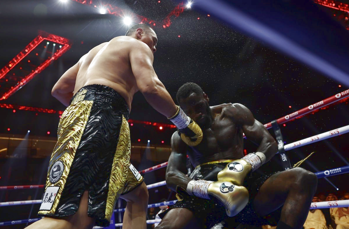 Чжан Чжилей и Деонтей Уайлдер в пятом раунде