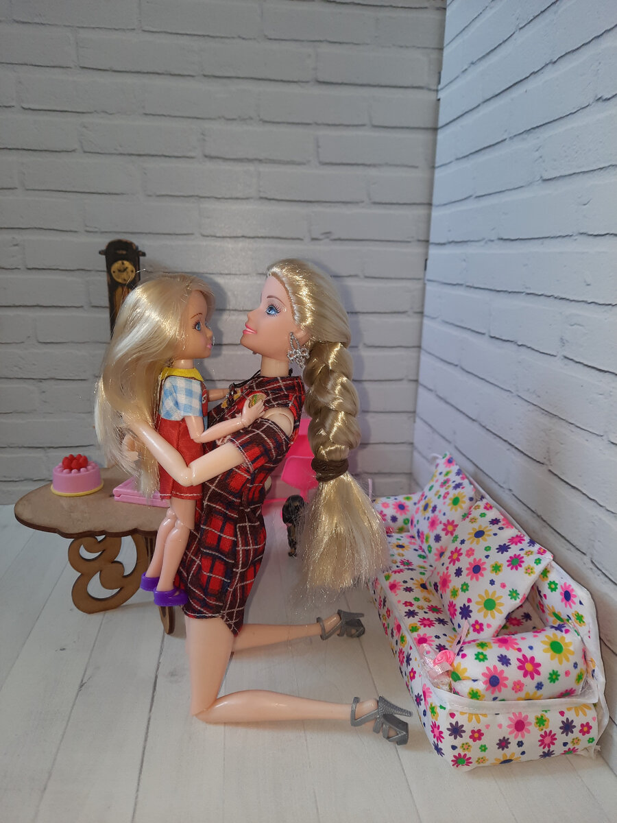 - Скарлет, милая. Маме нужно уехать ненадолго. Ты побудешь с тетей Одри? 

- А куда ты уедешь? 

- Мне нужно съездить к папе. 

- Я тоже хочу к папе. 

- Папа пока далеко. Я съезжу к нему и мы скоро приедем домой к тебе. 