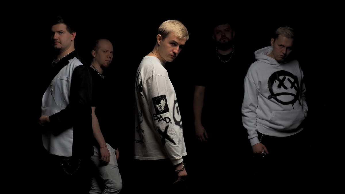 Фронтмен и основатель группы –  Василий Звёздный, отвечает за всё сумасшествие и рулит этим поездом напрямик через ухабы и горы, любит добиваться и побеждать. Порой боится быть непринятым или непонятым, но несмотря на это внутренний огонь 🔥 в Василии продолжает гореть ярко!