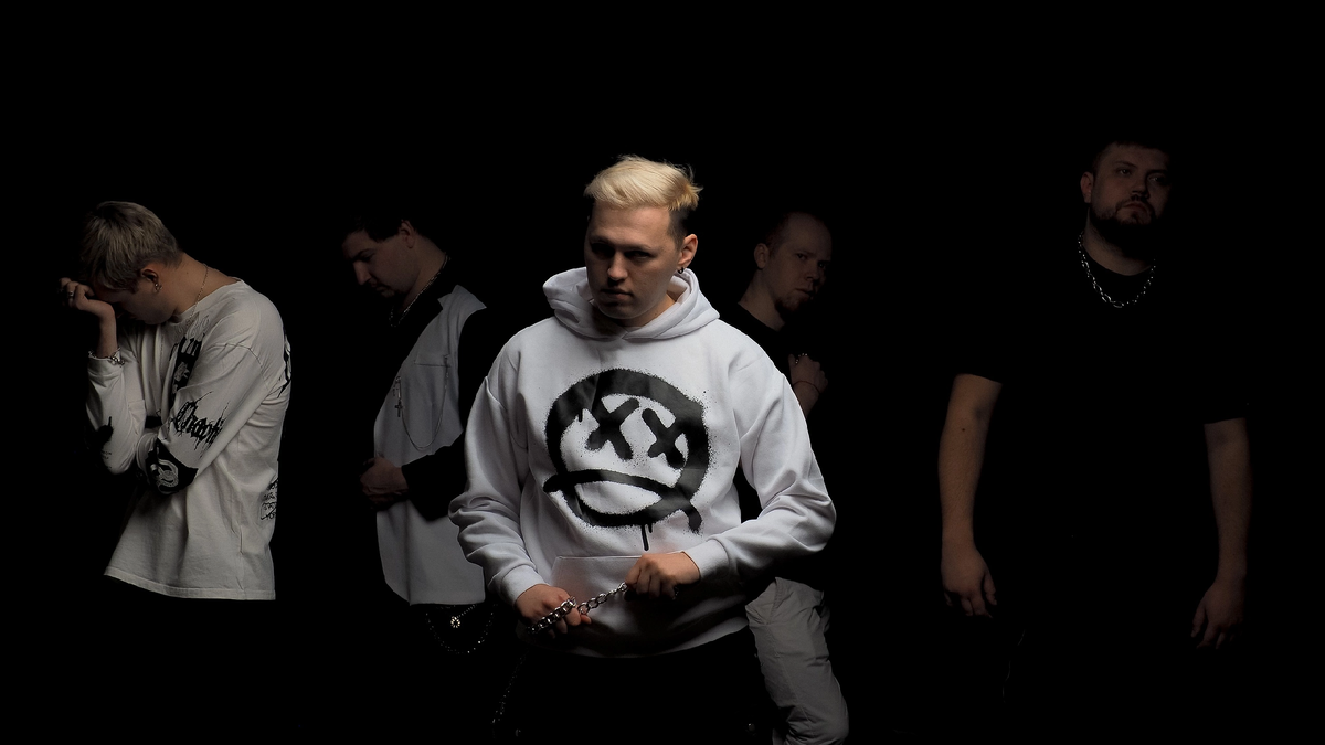 Вова – эпатаж и рок-н-ролл «Созвездия N». Вместе с Василием раскачивает толпу, заряжает и отрывается с публикой. Очень талантлив и очень раним. И прекрасный басист «не как у всех», потому что бас слышно и видно еще как 🎸!