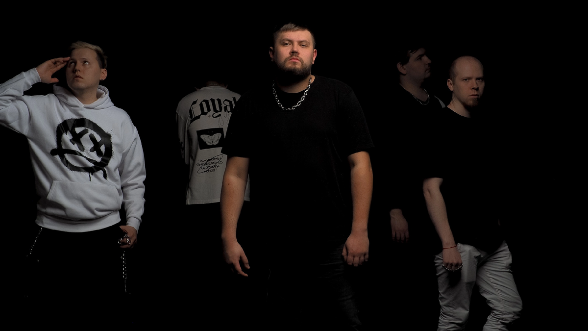 Илья – гитарист и мастер звука. Сокровище по части эстетики и красоте звучания. Маг арранжировок и концертного оснащения. Именно с Ильей «Созвездие N» создает свои песни, т.к. Илья – профессиональный звукорежиссер со своей студией 🎛️. 