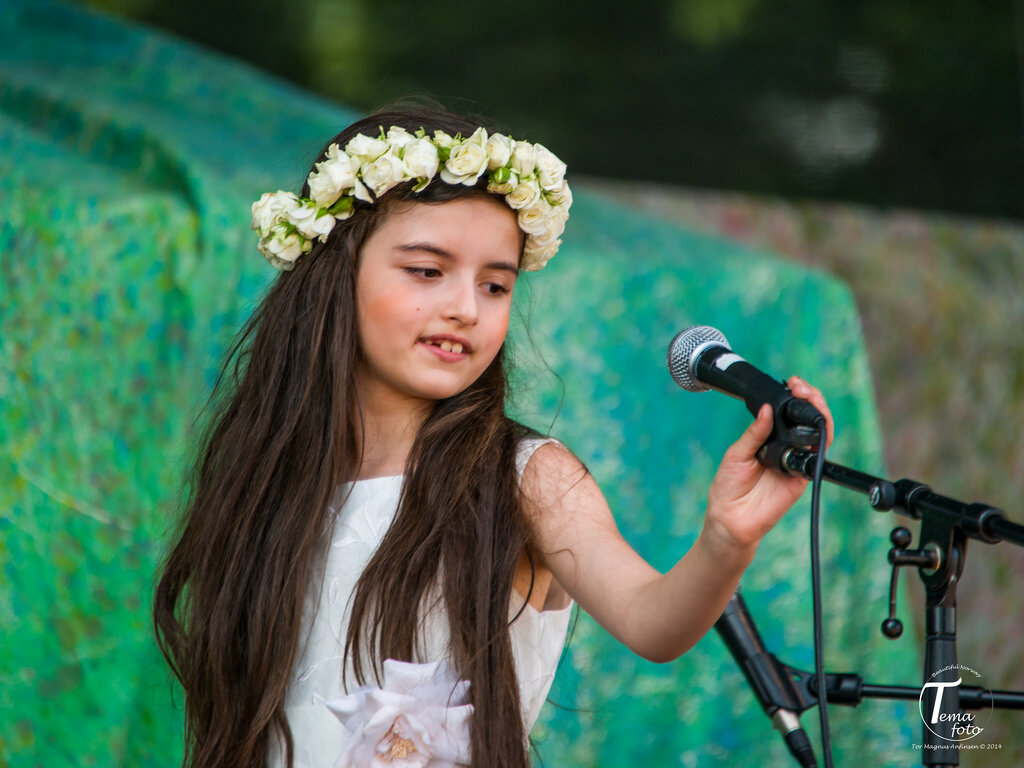 Анджелина Джордан и микрофон. Фото взято из открытого доступа в Интернете 
