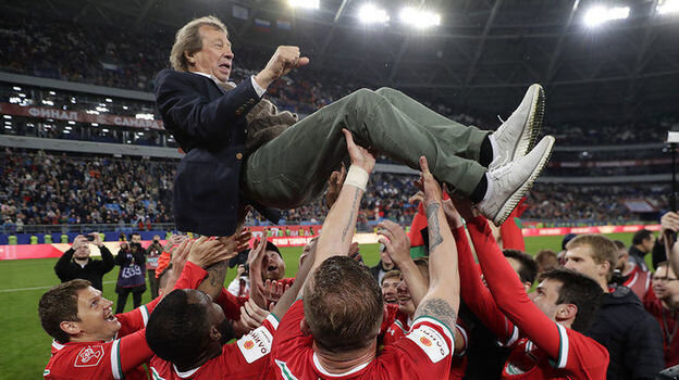    22 мая. Самара. «Локомотив» -«Урал» — 1:0. Игроки подбрасывают главного тренера команды Юрия Семина после победы.ФК «Локомотив»