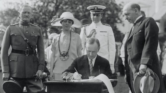 Кулидж подписывает закон 1924 года