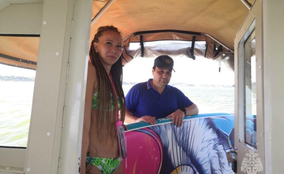    Девушка из Санкт-Петербурга, которой пришли на помощь сотрудники МЧС. Фото: телеграм-канал МЧС Ростовской области.