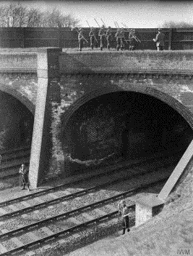 Скауты на охране моста. Фото Николаса Горация. Источник изображения: www.iwm.org.uk