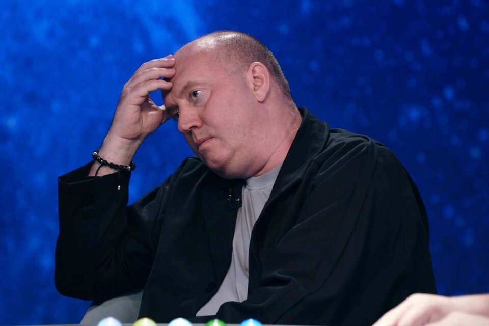    Актер Сергей Бурунов посетил популярное интернет-шоу «Натальная карта». Кадр видео