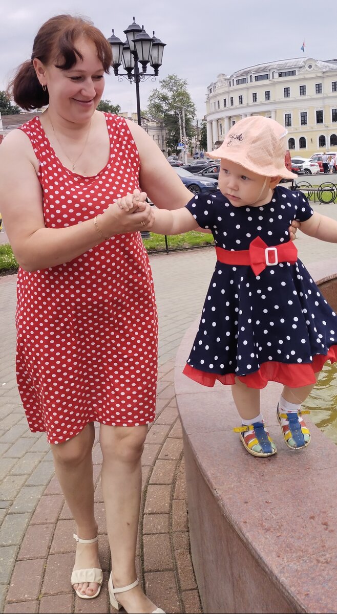 Смотрю на себя в зеркало, да вроде и ничего так. А на фото прям тётя, тётя..