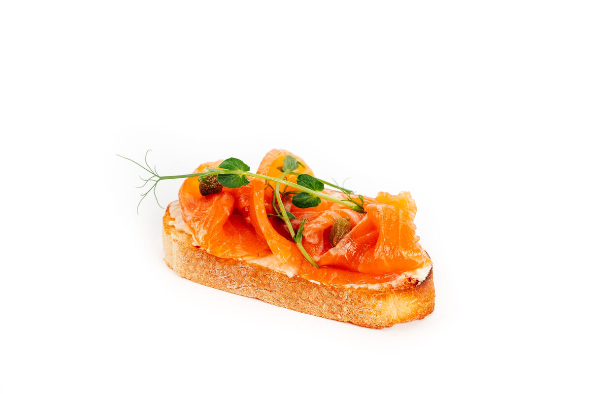 Свежая домодельная кудрявая итальянская закуска Bruschetta покрыла с томатом, ба