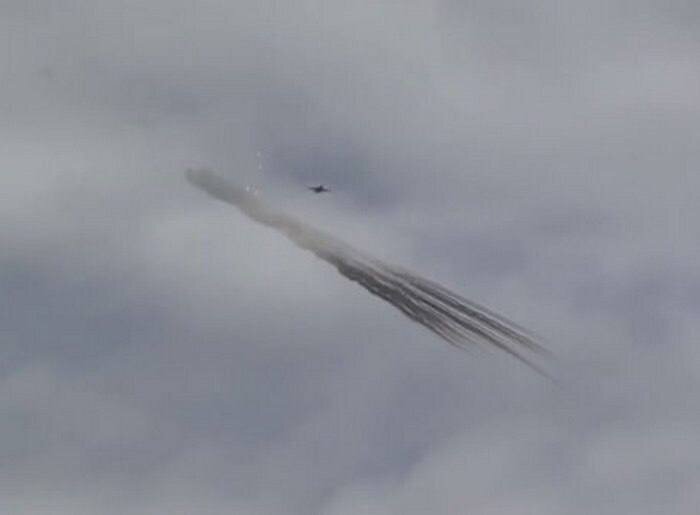 Фото из открытых источников. Тот самый день. Тот самый самолёт. Тогда моя мама была в центре в паре остановок от ОГА. Это пролетело над её головой.