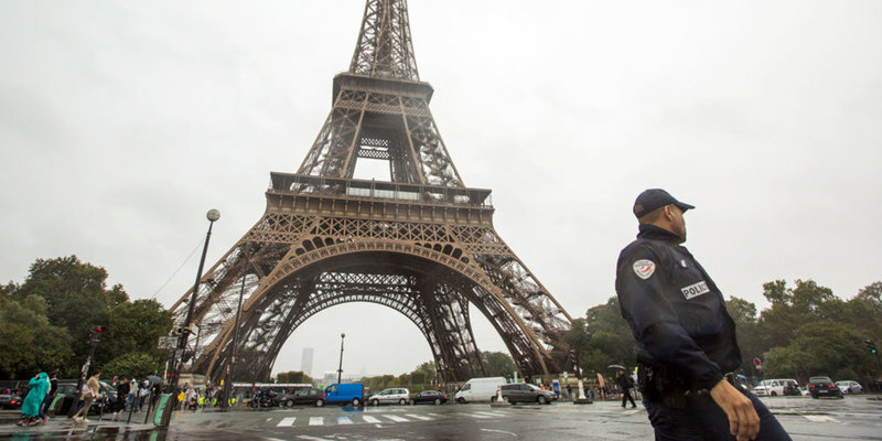 Возле Эйфелевой башни.  фото: картинки  яндекса.