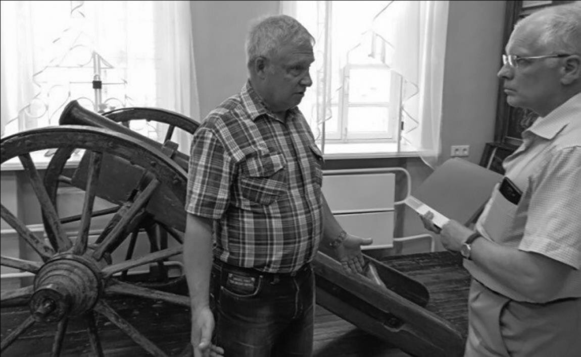 Юрий Петрович Окунцов (слева), заслуженный работник культуры РФ, специалист по Пугачёву и пугачёвщине и Андрей Валентинович Болдырев (справа) — рядом с пушкой пугачёвцев