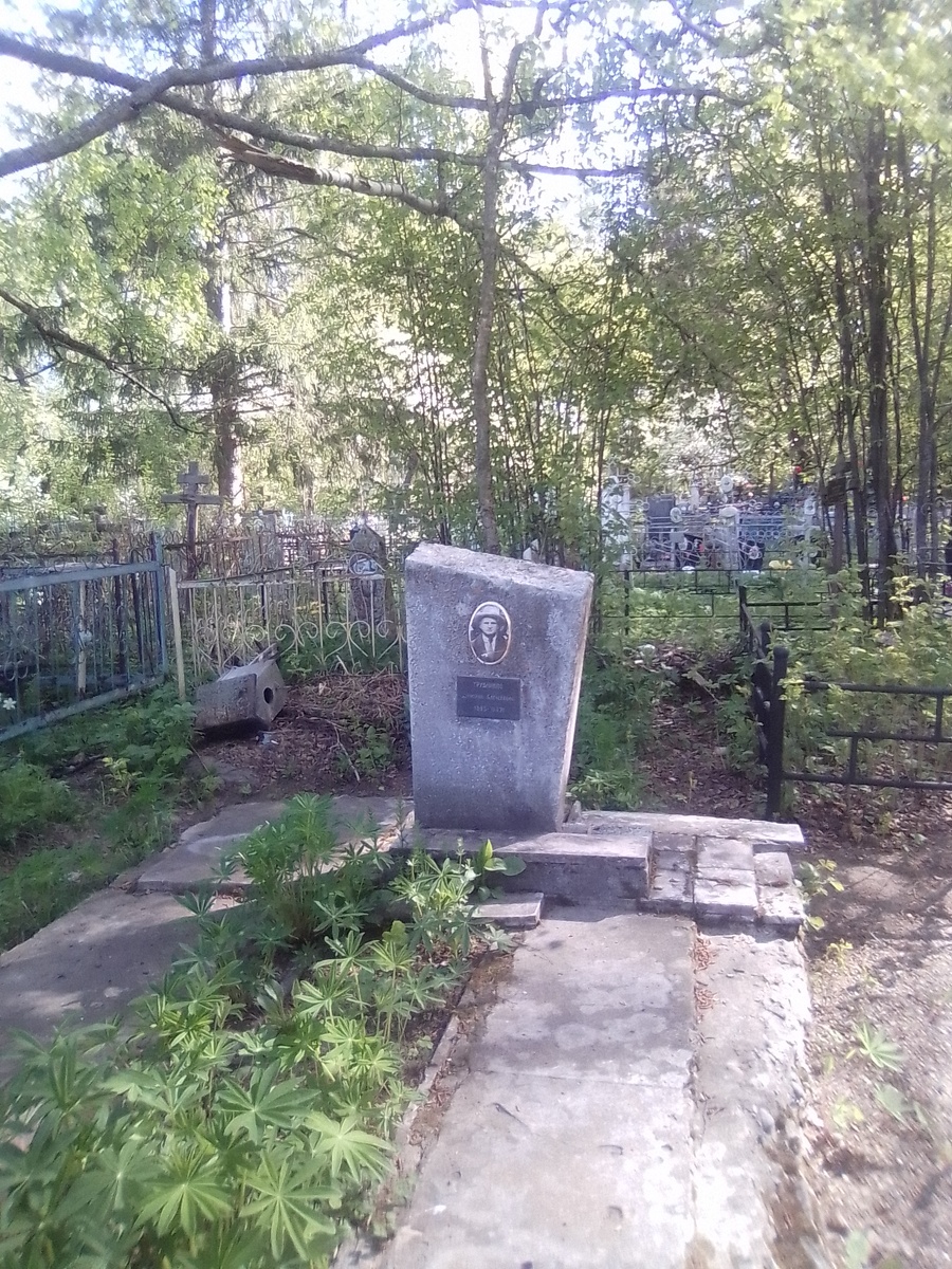 Надгробие на могиле художника Дмитрия Алексеевича Трубникова на Никольском кладбище города Фурманов Ивановской области.