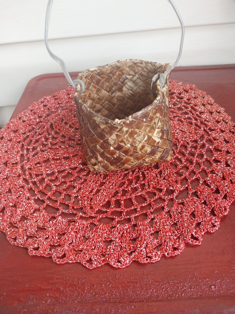 Собрал в эту корзиночку с пригоршню ягодок