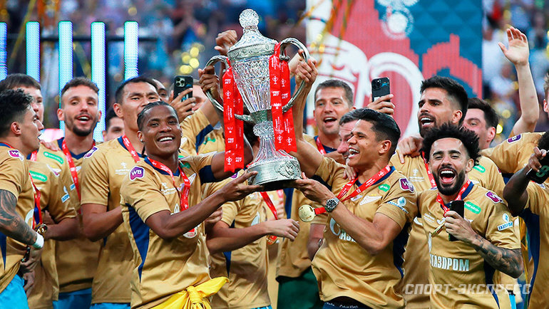    Футболисты «Зенита» с чемпионским кубком.Дарья Исаева