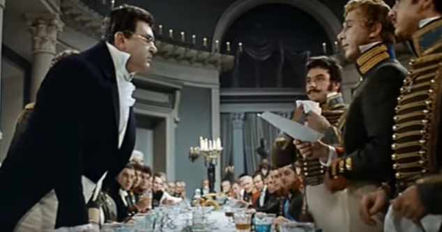 Сергей Бондарчук (слева) в роли Пьера Безухова и Олег Ефремов в роли Долохова в киноэпопее"Война и мир"