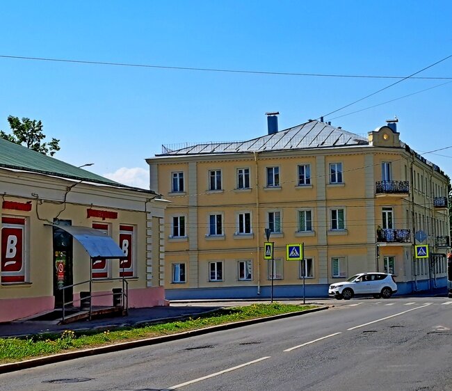 Продолжение Михайловской улицы пролегает между двумя дома, отлично вписавшимися в облик Александровской улицы /фото из личного архива, 2024/