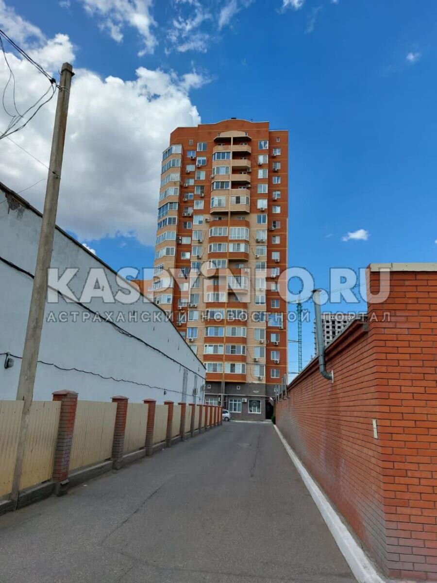 Вот он единственный въезд в комплекс