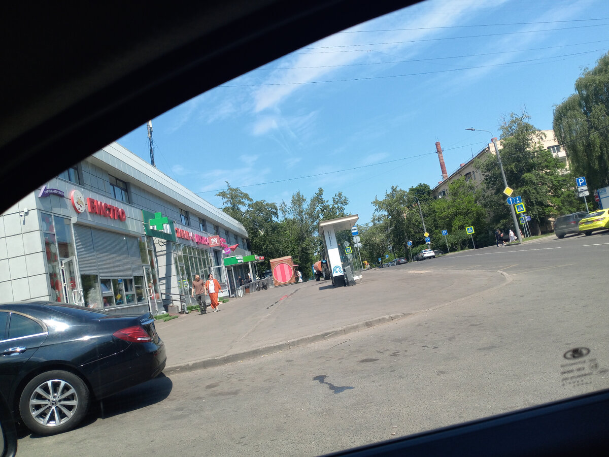 Ряд магазинов, в котором находится и 4 лапы.
