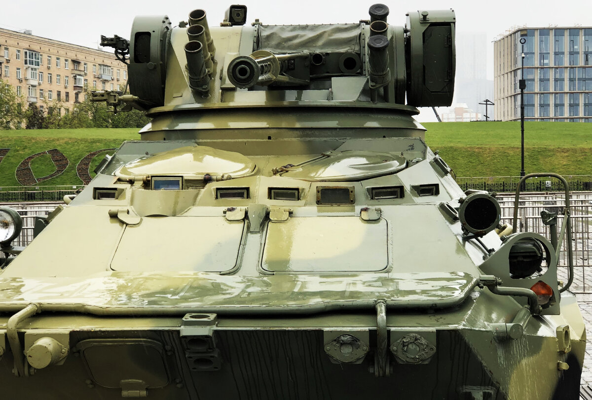 На крыше боевого модуля видна панорамная головка командирского прицела "Панорама 2П" на выдвижной телескопической штанге.