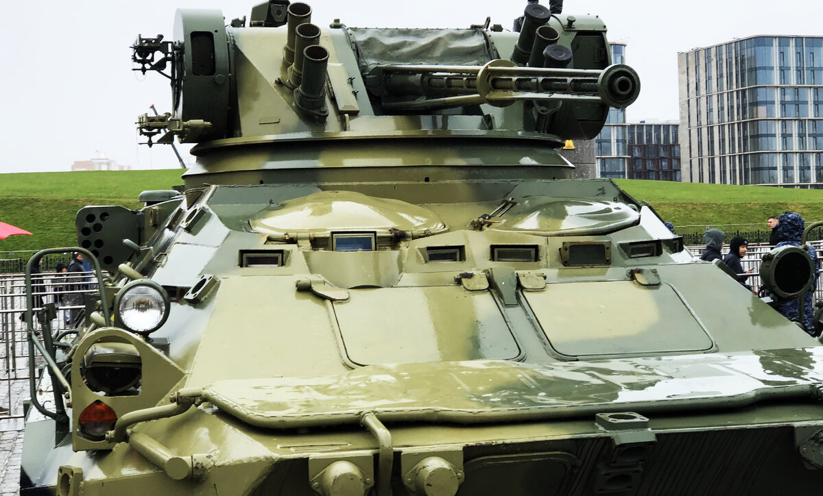 На правом борту башни видны ПУ для ПТУР "Барьер".