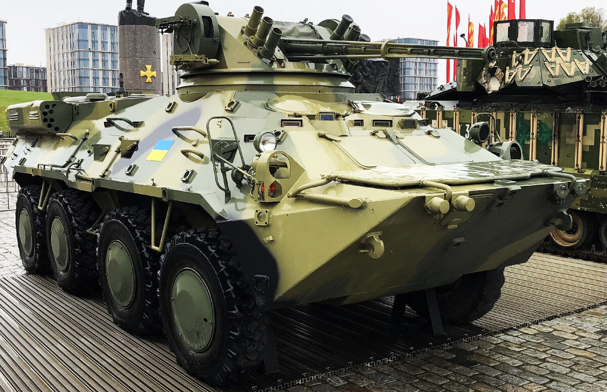 По периметру бронекорпуса установлены характерные бонки для крепления противокумулятивных решеток.