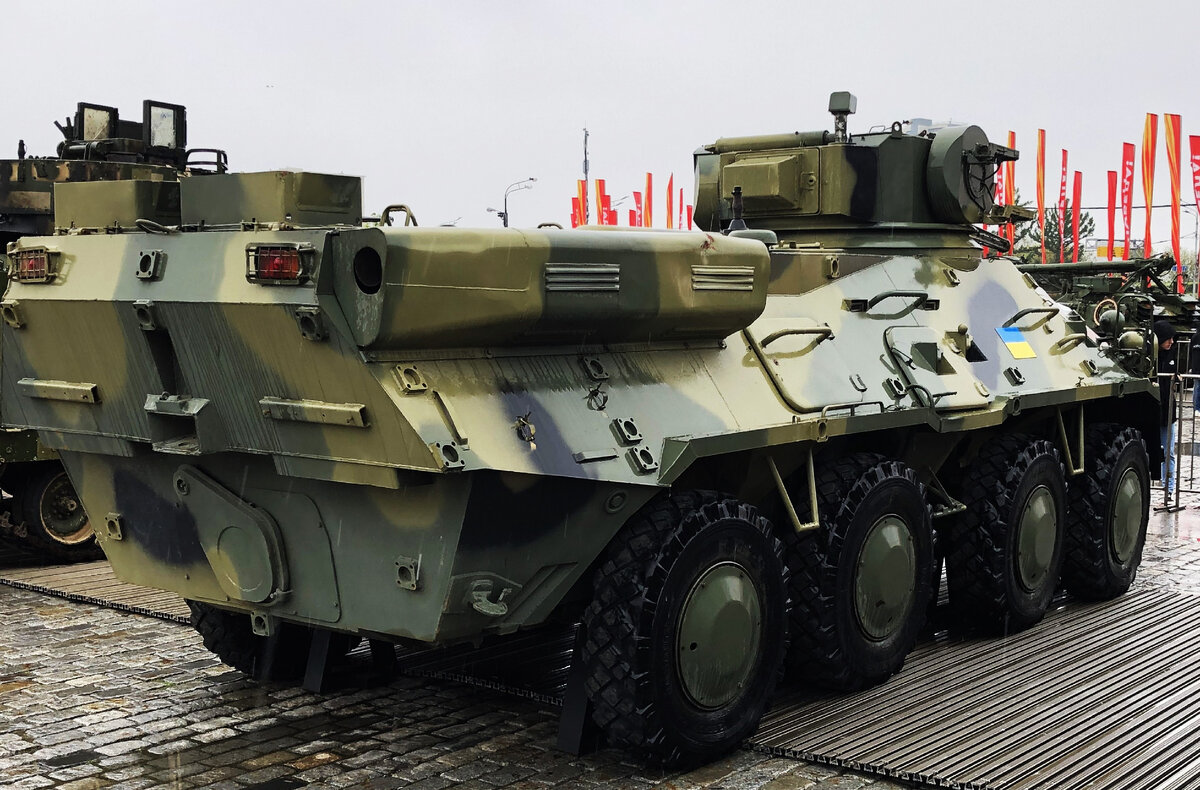 Хорошо видны увеличенный габарит машины по высоте и "нарощенное" МТО.