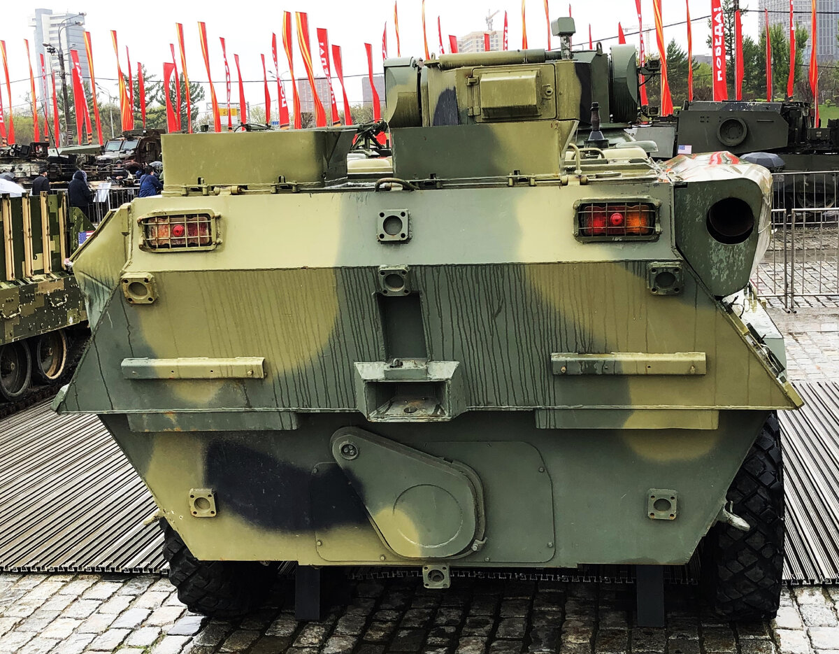 Водометный движитель, видимо не изменился со времен БТР-80.