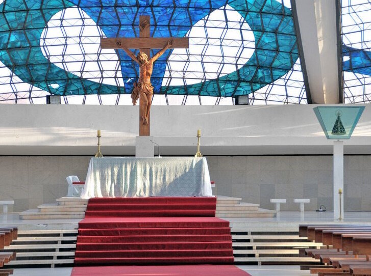 Деревянная скульптура в Бразилии открыла глаза.
Источник фото: https://lifeglobe.net/x/entry/8969/4.jpg