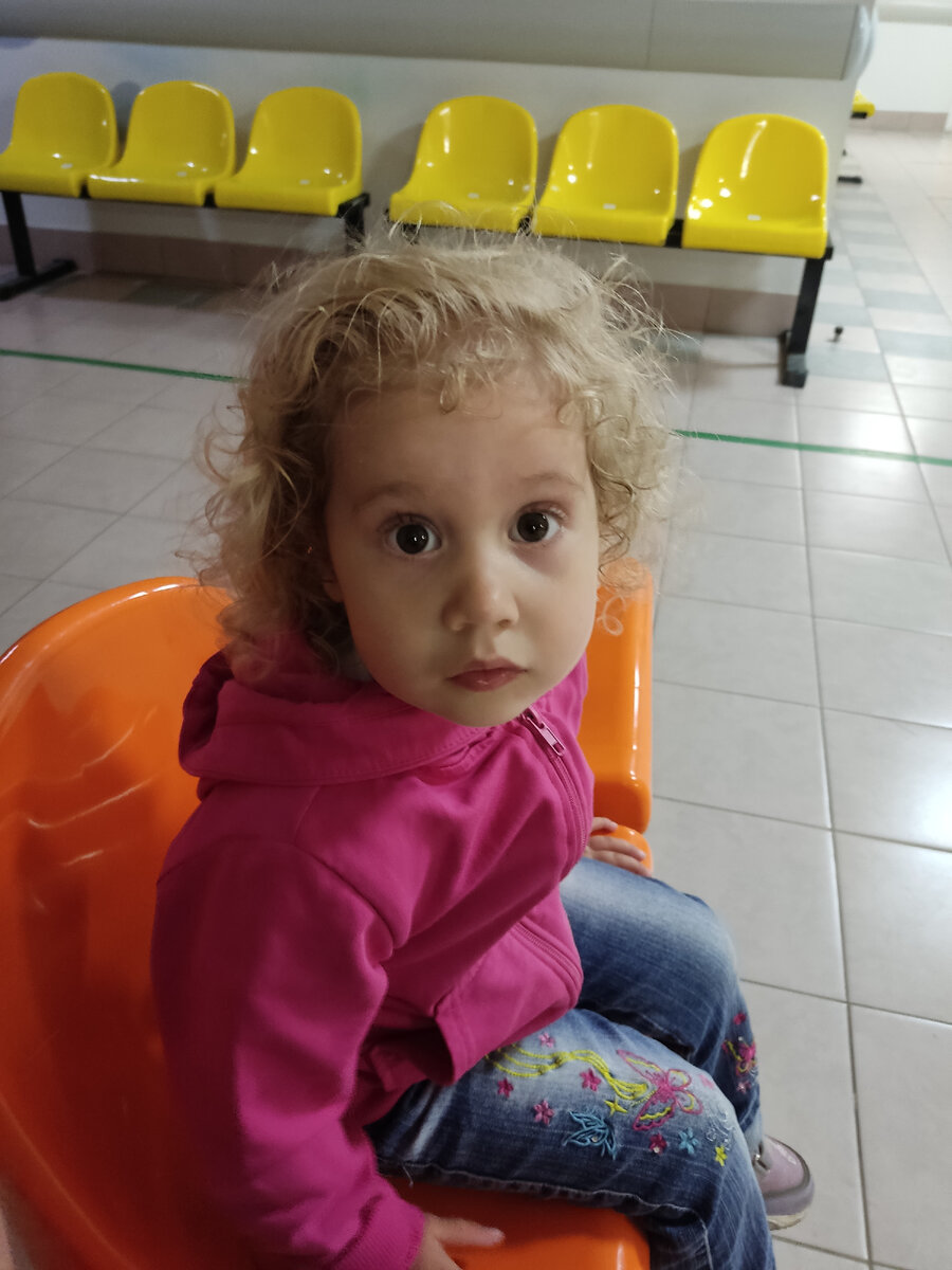 Сидя у кабинета, Злата пыталась убедить меня, что все нормально, а я говорила ей, что это может решить только доктор, потому что он учился медицине и больше знает про всякие болячки. Злата рассудительно кивала. Но всё равно волновалась и даже поначалу не хотела заходить в кабинет. Но согласилась, когда я сказала, что это быстро и я буду рядом.