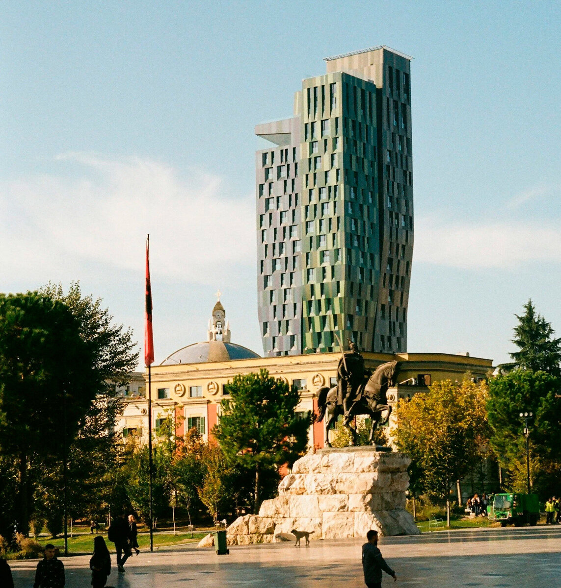 С площади хорошо видно TID Tower. Это самое высокое здание Албании высотой 85 метров. Фото: Dario Daniel Silva / Unsplash