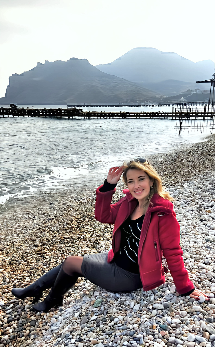 Анна в Коктебеле на фоне Карадага