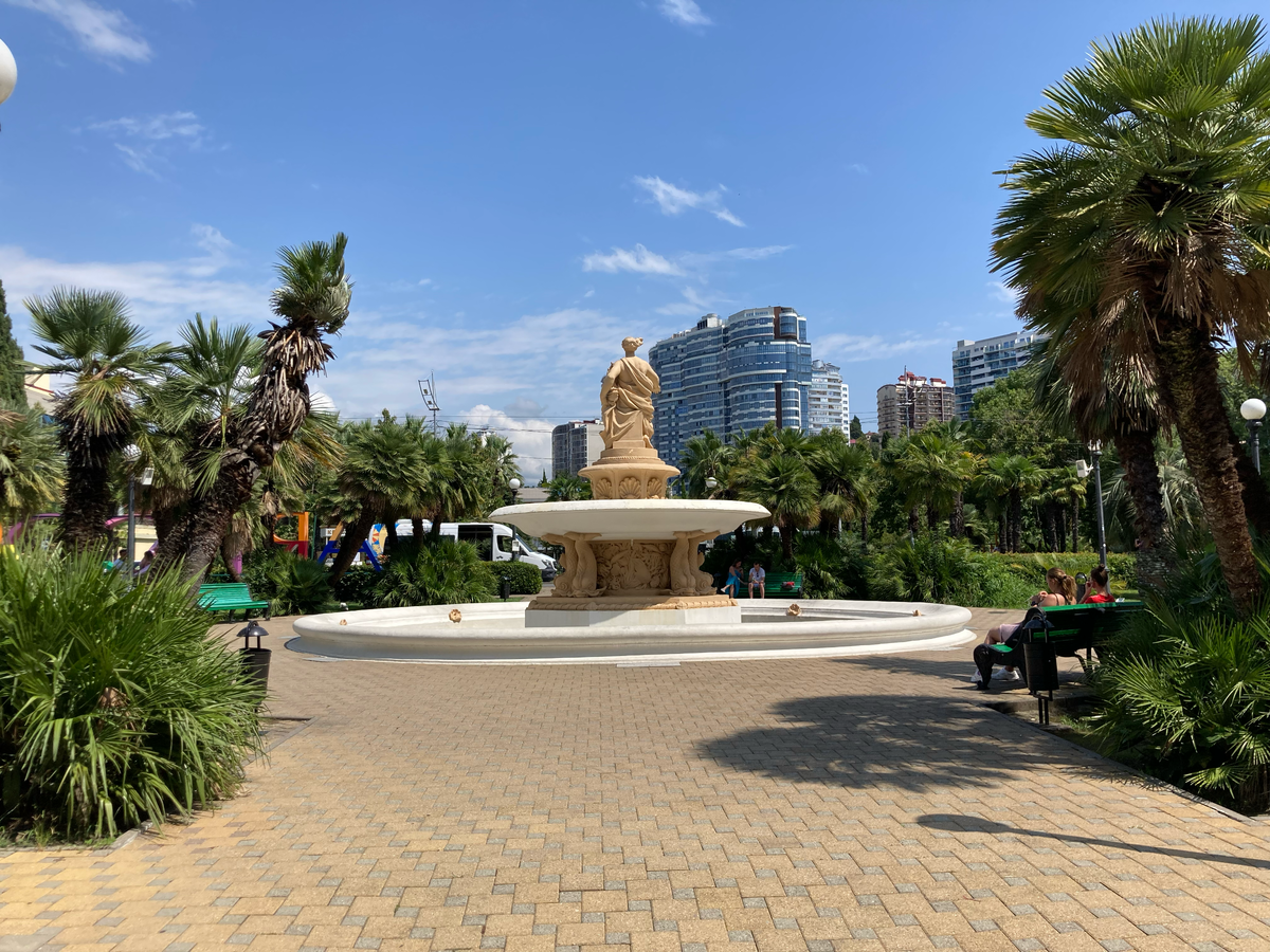 Фонтан рядом с Морским портом и Кооперативным сквером